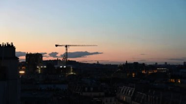 Paris - 6 Haziran 2022: Notre Dame ve Sacr-Cur 'un da görüldüğü gibi Paris ufuk çizgisinde gün batımının zamanlaması.