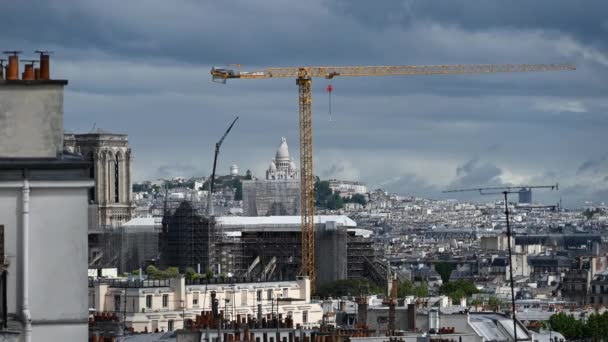 2022年6月6日 巴黎圣母院建筑工程的时间 背景中可见Sacr Cur — 图库视频影像