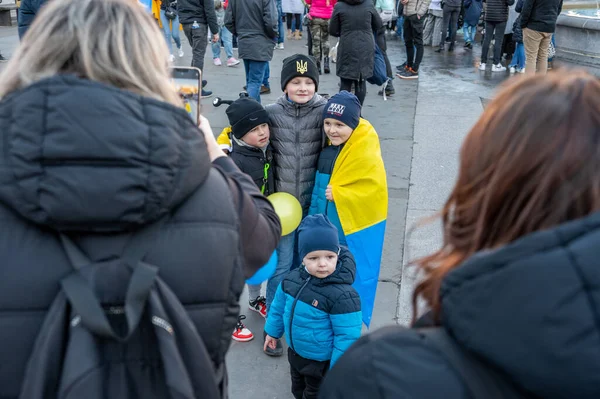 Дон Фебрурі 2022 Мати Фотографує Iphone Своїх Дітей Українським Прапором — стокове фото