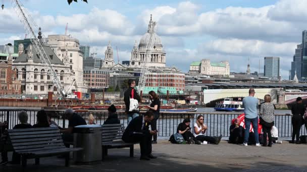 Londen September 2022 Mensen Rij Langs Zuidelijke Oever Van Theems — Stockvideo