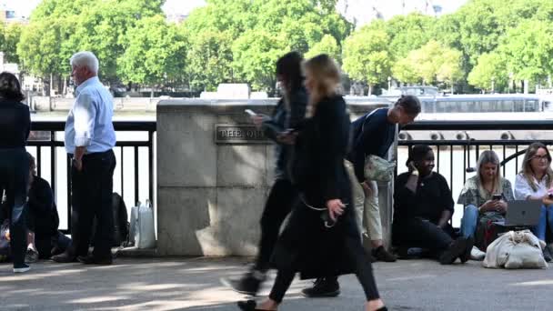 Londra Regno Unito Settembre 2022 Persone Attesa Lungo South Bank — Video Stock