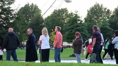 Londra, İngiltere - 14 Eylül 2022: İnsanlar arka planda Londra Gözü ile birlikte Jubilee Gardens 'ta kuyruğa girdiler.