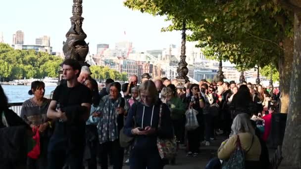 Лондон Великобритания Сентября 2022 Года Толпы Людей Стоящих Очереди Вдоль — стоковое видео