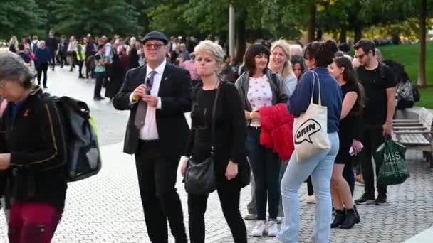 London September 2022 People Queuing Jubilee Gardens South Bank River — Stock Video