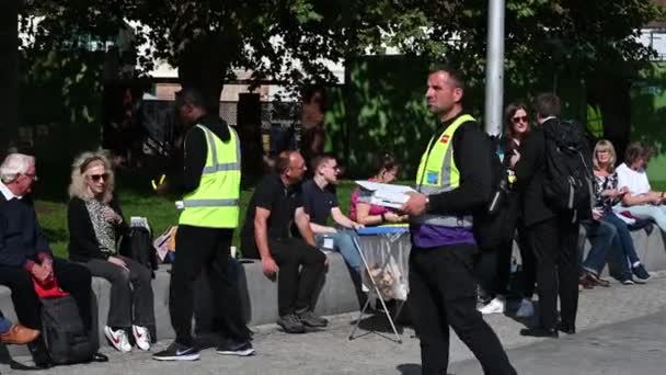 London Großbritannien September 2022 Freiwillige Verteilen Armbänder Menschen Die Jubilee — Stockvideo