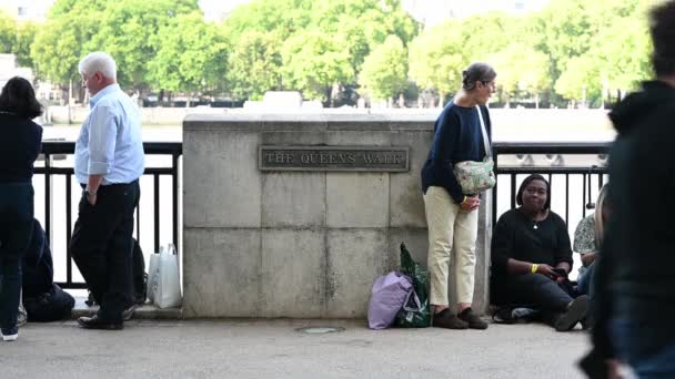 London Inggris September 2022 Orang Orang Yang Menunggu Sepanjang Tepi — Stok Video