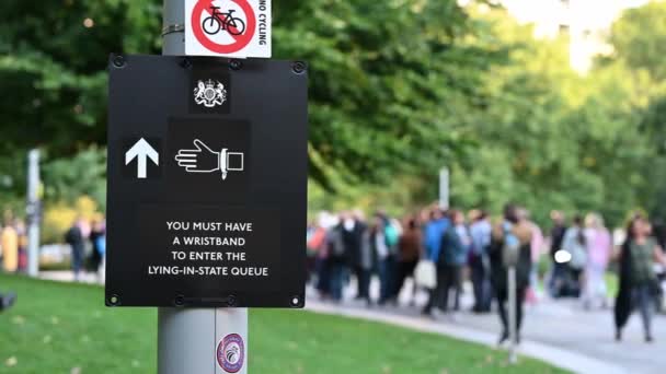 Londres Reino Unido Setembro 2022 Fechar Cartaz Para Queen Lying — Vídeo de Stock