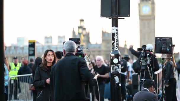 London Egyesült Királyság 2022 Szeptember Egy Újságíró Aki Háttérben Álló — Stock videók