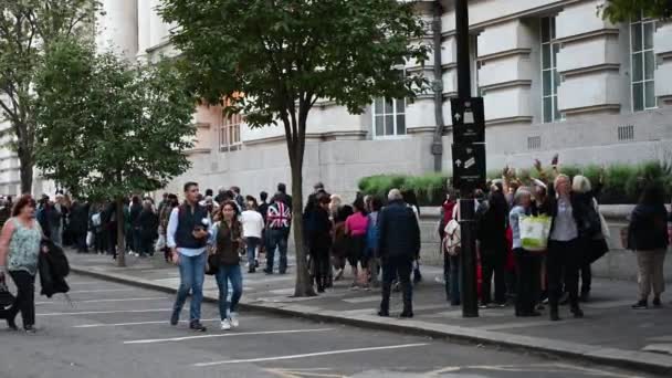 London September 2022 People Queuing South Bank River Thames Waiting — Stock Video