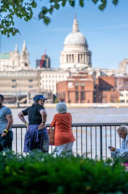 Londra, İngiltere - 14 Eylül 2022: İnsanlar arkada St Pauls ile birlikte Thames Nehri 'nin Güney Şeridi boyunca kuyruğa girerek Kraliçe' nin Eyalet 'te Yattığını görüyorlar