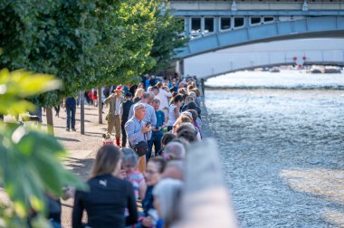 Londra, İngiltere - 14 Eylül 2022 Thames Nehri 'nin güney kıyısı boyunca bir kuyruk Kraliçe' yi görmek için bekliyor.