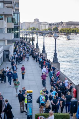 Londra, İngiltere - 14 Eylül 2022: Thames Nehri 'nin Güney Şeridi boyunca, Kraliçe' nin vefatından sonra eyalette yattığını görmek için büyük bir kuyruk oluşturuldu