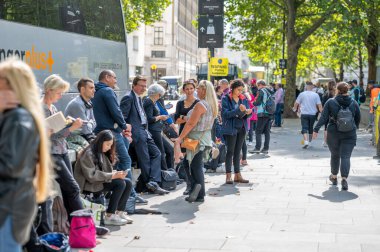 Londra, İngiltere - 14 Eylül 2022: Güney Şeria 'da Westminster Hall' da yatan kraliçeyi görmek için kuyrukta bekleyenler