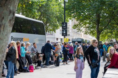 Londra, İngiltere - 14 Eylül 2022: Güney Şeria 'da Westminster Hall' da yatan kraliçeyi görmek için kuyrukta bekleyenler