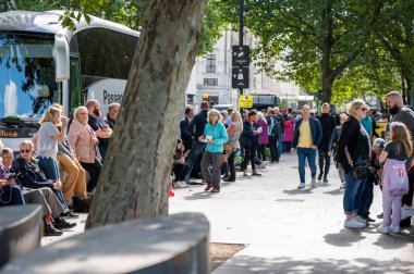 Londra, İngiltere - 14 Eylül 2022: Güney Şeria 'da Westminster Hall' da yatan kraliçeyi görmek için kuyrukta bekleyenler