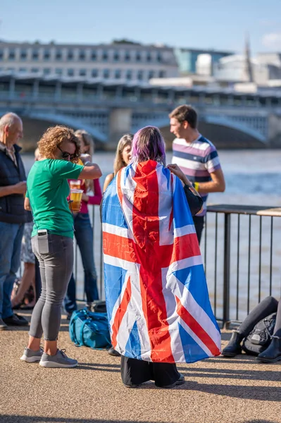 Londra Regno Unito Settembre 2022 Una Donna Fila Vedere Regina — Foto Stock