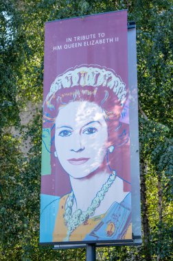 Londra, İngiltere - 14 Eylül 2022: Kraliçe II. Elizabeth 'in vefatının ardından bir anma tabelasının kapanışı