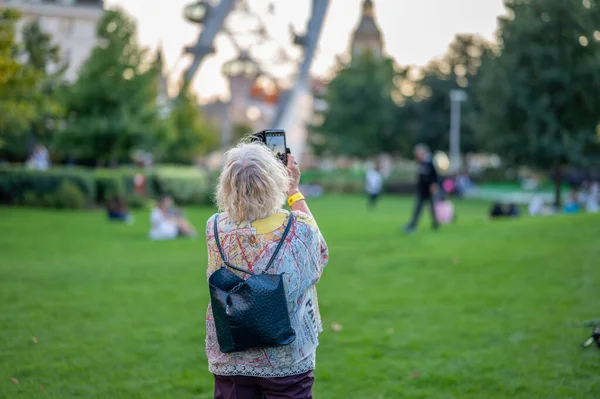 London September 2022 Close Woman Taking Photos Her Phone London — Stock Photo, Image