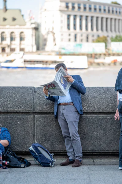 Лондон Великобритания Сентября 2022 Года Человек Костюме Читающий Газету Историей — стоковое фото