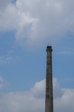 Elektrik santrali bacaları, iletim hatlarıyla kaplı direkler.