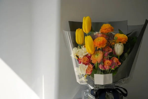 Kreativ Layout Blommor Och Blad Naturbegreppet Blommigt Gratulationskort Färgglada Våren — Stockfoto