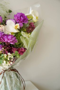 Çiçek ve yapraklardan oluşan yaratıcı bir düzen. Doğa konsepti. Çiçek tebrik kartı. Renkli bahar çiçeği arkaplanı, metin için alan. Doğa Moda Dekoratif Tasarımı.