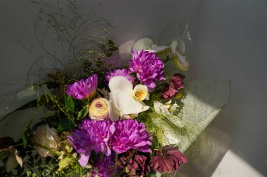 Çiçek ve yapraklardan oluşan yaratıcı bir düzen. Doğa konsepti. Çiçek tebrik kartı. Renkli bahar çiçeği arkaplanı, metin için alan. Doğa Moda Dekoratif Tasarımı.