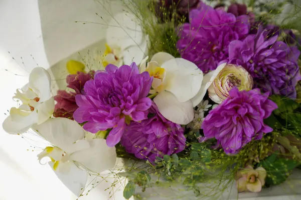 Kreativ Layout Blommor Och Blad Naturbegreppet Blommigt Gratulationskort Färgglada Våren — Stockfoto