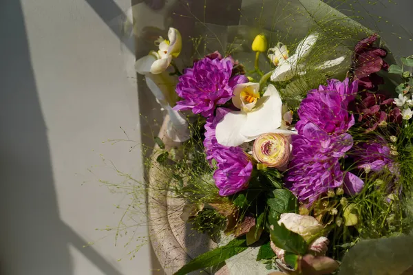 Kreativ Layout Blommor Och Blad Naturbegreppet Blommigt Gratulationskort Färgglada Våren — Stockfoto