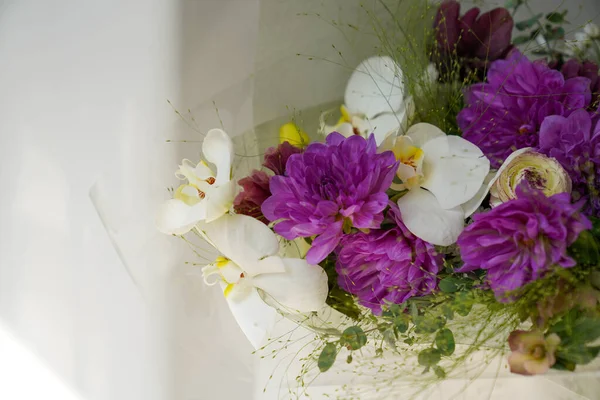 Layout Criativo Feito Flores Folhas Conceito Natureza Cartão Felicitações Florais — Fotografia de Stock