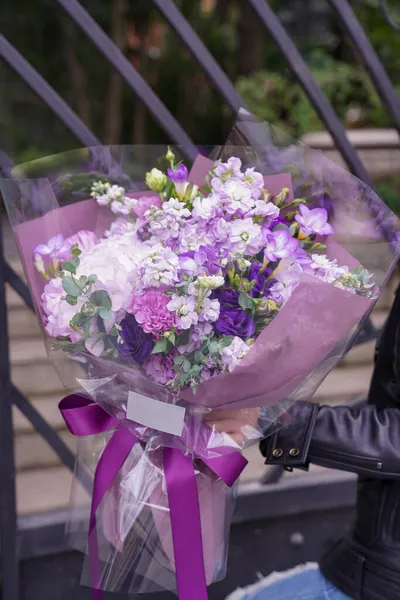 Çiçek ve yapraklardan oluşan yaratıcı bir düzen. Doğa konsepti. Çiçekli tebrik kartı. Metin alanı olan renkli bahar çiçekleri. Doğal trend dekoratif tasarımı.