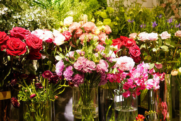 Творческая компоновка из цветов и листьев. Концепция природы. Цветочная открытка. Цветной весенний цветочный фон с текстовым пространством. Природный модный декоративный дизайн.