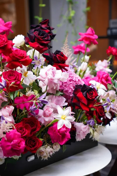 Çiçek ve yapraklardan oluşan yaratıcı bir düzen. Doğa konsepti. Çiçekli tebrik kartı. Metin alanı olan renkli bahar çiçekleri. Doğal trend dekoratif tasarımı.