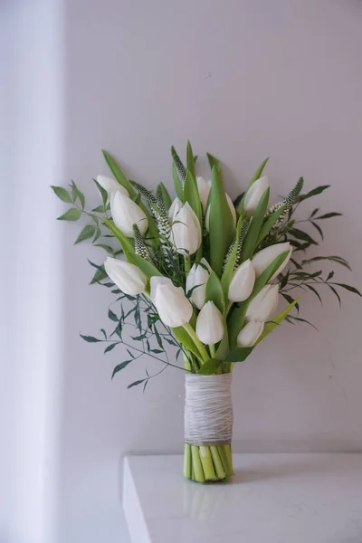 Çiçek ve yapraklardan oluşan yaratıcı bir düzen. Doğa konsepti. Çiçekli tebrik kartı. Metin alanı olan renkli bahar çiçekleri. Doğal trend dekoratif tasarımı.