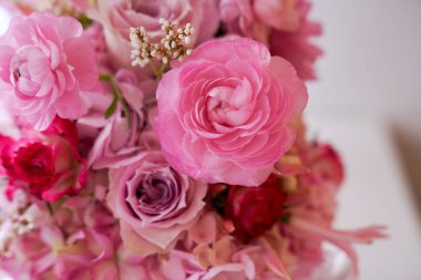 Çiçek ve yapraklardan oluşan yaratıcı bir düzen. Doğa konsepti. Çiçekli tebrik kartı. Metin alanı olan renkli bahar çiçekleri. Doğal trend dekoratif tasarımı.