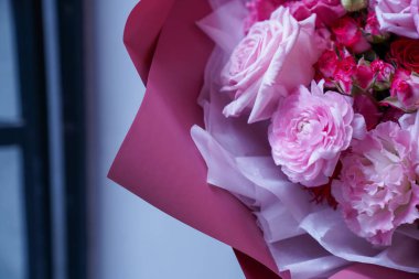 Çiçek ve yapraklardan oluşan yaratıcı bir düzen. Doğa konsepti. Çiçekli tebrik kartı. Metin alanı olan renkli bahar çiçekleri. Doğal trend dekoratif tasarımı.