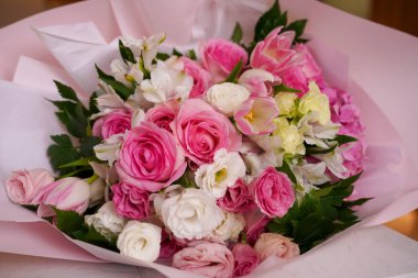 Çiçek ve yapraklardan oluşan yaratıcı bir düzen. Doğa konsepti. Çiçekli tebrik kartı. Metin alanı olan renkli bahar çiçekleri. Doğal trend dekoratif tasarımı.