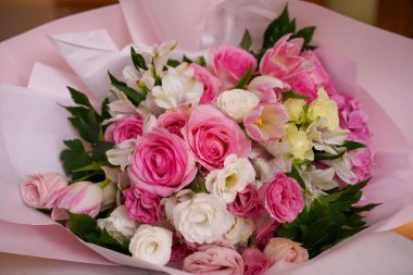 Çiçek ve yapraklardan oluşan yaratıcı bir düzen. Doğa konsepti. Çiçekli tebrik kartı. Metin alanı olan renkli bahar çiçekleri. Doğal trend dekoratif tasarımı.