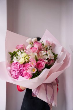 Çiçek ve yapraklardan oluşan yaratıcı bir düzen. Doğa konsepti. Çiçekli tebrik kartı. Metin alanı olan renkli bahar çiçekleri. Doğal trend dekoratif tasarımı.