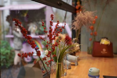 Çiçek ve yapraklardan oluşan yaratıcı bir düzen. Doğa konsepti. Çiçekli tebrik kartı. Metin alanı olan renkli bahar çiçekleri. Doğal trend dekoratif tasarımı.