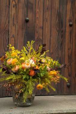 Çiçek ve yapraklardan oluşan yaratıcı bir düzen. Doğa konsepti. Çiçekli tebrik kartı. Metin alanı olan renkli bahar çiçekleri. Doğal trend dekoratif tasarımı.