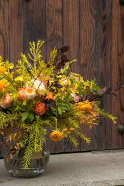 Çiçek ve yapraklardan oluşan yaratıcı bir düzen. Doğa konsepti. Çiçekli tebrik kartı. Metin alanı olan renkli bahar çiçekleri. Doğal trend dekoratif tasarımı.