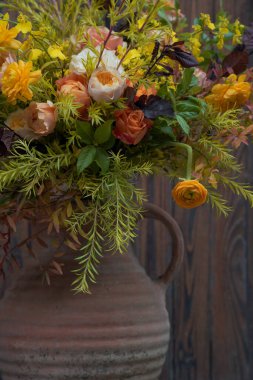 Çiçek ve yapraklardan oluşan yaratıcı bir düzen. Doğa konsepti. Çiçekli tebrik kartı. Metin alanı olan renkli bahar çiçekleri. Doğal trend dekoratif tasarımı.