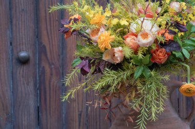 Çiçek ve yapraklardan oluşan yaratıcı bir düzen. Doğa konsepti. Çiçekli tebrik kartı. Metin alanı olan renkli bahar çiçekleri. Doğal trend dekoratif tasarımı.