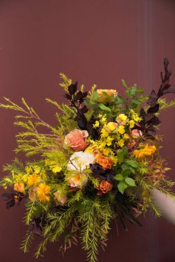 Çiçek ve yapraklardan oluşan yaratıcı bir düzen. Doğa konsepti. Çiçekli tebrik kartı. Metin alanı olan renkli bahar çiçekleri. Doğal trend dekoratif tasarımı.