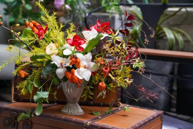 Çiçek ve yapraklardan oluşan yaratıcı bir düzen. Doğa konsepti. Çiçekli tebrik kartı. Metin alanı olan renkli bahar çiçekleri. Doğal trend dekoratif tasarımı.