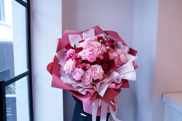 Çiçek ve yapraklardan oluşan yaratıcı bir düzen. Doğa konsepti. Çiçekli tebrik kartı. Metin alanı olan renkli bahar çiçekleri. Doğal trend dekoratif tasarımı.