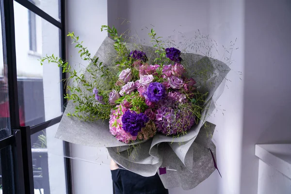 Kreativ Layout Bestående Blommor Och Blad Naturbegreppet Blommigt Gratulationskort Färgglada — Stockfoto