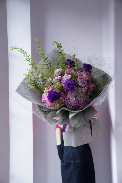 花や葉で構成される創造的なレイアウト 自然概念 花のグリーティングカード 春色の花の背景とテキストスペース ナチュラルトレンディな装飾デザイン — ストック写真