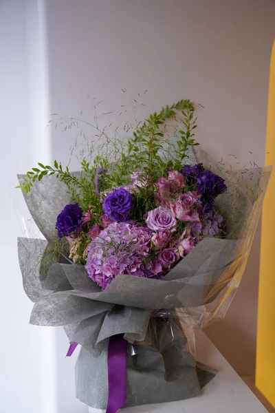 Çiçek ve yapraklardan oluşan yaratıcı bir düzen. Doğa konsepti. Çiçekli tebrik kartı. Metin alanı olan renkli bahar çiçekleri. Doğal trend dekoratif tasarımı.